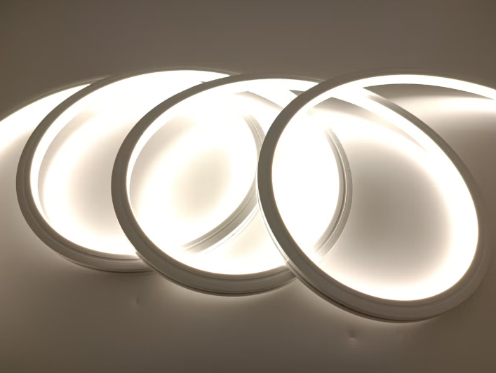 NEON LED-nauha rakentuu LED-valonlähteestä ja sitä ympäröivästä valoa hajottavasta materiaalista