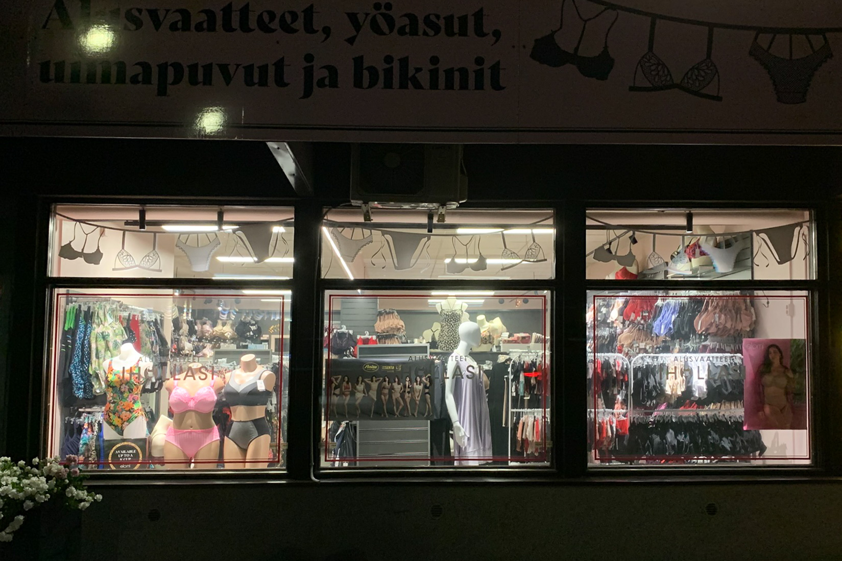 Näyteikkunoissa eri valonjakojen yhdistäminen voi tuoda esille sekä tuotteet että taustan ja lisätä tilan syvyysvaikutelmaa