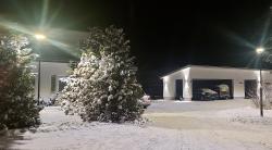 Seinässä LEDvalaisin SYKLO ja tolppina LEDpylväsvalaisin LUMO