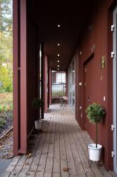 Upotettavilla alasvaloilla toteutettu terassin katon valaistus