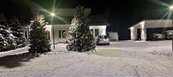 LED pylväsvalaisin LUMO valaisee koko pihan