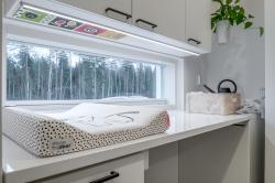 Kodinhoitohuoneen hoitopöytä valaistuna