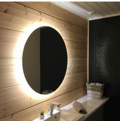 Hirsiseinä tulee upeasti esille taustavalaisulla. Kuvassa BELLE LED-valopeili.