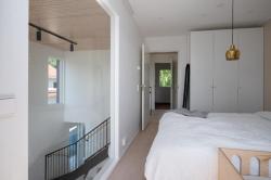 Masterbedroom vaatesäilytyksen edessä kolme 7W OODI alasvaloa. 