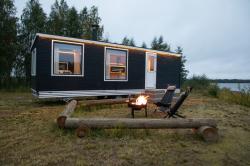 Pihasauna valaistuna räystäältä LED-nauhalla