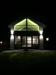 RGB+CCT LED nauha asetettu alumiiniprofiilissa ikkunoiden yläreunaan.