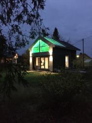Upea värivalaistus näkyy kaunnisti myös ulos.