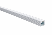 Valkoinen alumiininen PINTA MINI LED-profiili kannella, 2000 mm pitk&auml;, kuvattuna vinottain valkoisella taustalla
