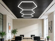 Hexagon HEXO 3-GRID LED-valosarja asennettuna toimistoon.