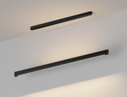 Musta DUAL LINE UGR19 LED-riippuvalaisin 1200mm asennettuna kattoon vaijereilla, valaisee alasp&auml;in