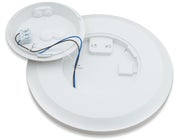 Valkoinen py&ouml;re&auml; HELO LED-kattovalaisin avattuna, n&auml;kyviss&auml; asennuspohja johdotuksineen ja elektroniikkakomponentit