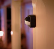 Philips Hue Outdoor Motion Sensor, liiketunnistin ulkok&auml;ytt&ouml;&ouml;n - kiinnitys my&ouml;s putkeen