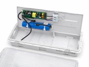Akkuna toimii LiFePO4-akku (6,4 V / 3200 mAh), joka varmistaa v&auml;hint&auml;&auml;n 3 tunnin toiminta-ajan h&auml;t&auml;tilanteessa. Kuva tuotettu teko&auml;lyll&auml;.
