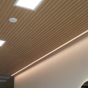 Rimoitetun puukaton reunassa kulkeva yhten&auml;inen l&auml;mmin LED-nauhalinja olohuoneessa