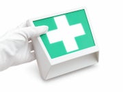GO SAFE on moderni ja tilaa s&auml;&auml;st&auml;v&auml; opastevalaisin, joka tarjoaa selke&auml;n ja hyvin havaittavan merkinn&auml;n erilaisiin turvallisuuskohteisiin. Kuva tuotettu teko&auml;lyll&auml;.