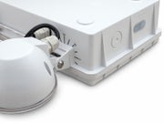 Kahden suunnattavan LED-spotin ansiosta valo tavoittaa laajasti. Kuva tuotettu teko&auml;lyll&auml;.