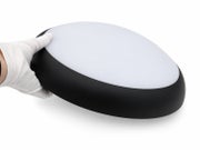 Kest&auml;&auml; vesisuihkun ja ulkos&auml;&auml;n, IP65-suojattu rakenne. Kuva tuotettu teko&auml;lyll&auml;.