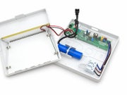 Laitteessa on automaattinen testitoiminto. Akkuna toimii LiFePO4-akku (3,2 V / 1500 mAh), joka varmistaa v&auml;hint&auml;&auml;n 3 tunnin toiminta-ajan h&auml;t&auml;tilanteessa. Kuva tuotettu teko&auml;lyll&auml;.