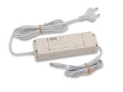 LED-muuntaja WANA 40W valkoinen pistotulpalla ja DC-liittimell&auml;. Kuva tuotettu teko&auml;lyll&auml;.