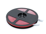 3m LED-nauha k&auml;tev&auml;sti rullassa. Molemmissa p&auml;iss&auml; johdot asennusta varten.