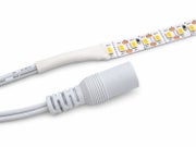 LUXE LED-nauhassa on toisessa p&auml;&auml;ss&auml; valmis DC-naaras liitin 2m johdolla. Kuva tuotettu teko&auml;lyll&auml;.