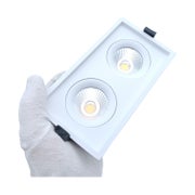 Valkoinen kaksoisspottinen DALI LED-alasvalo KAIDA2 20W k&auml;sinenk&auml;si pidettyn&auml;, suorakaiteinen upotusvalaisin kahdella COB-LED-elementill&auml;
