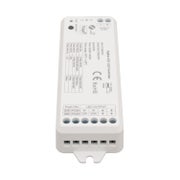 Valkoinen NOVA Zigbee 2CH LED Controller -vastaanotin liitinterminaleineen edest&auml;p&auml;in kuvattuna harmaalla taustalla