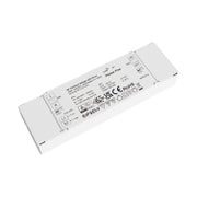 Valkoinen NOVA 40W RF LED-muuntaja tunnistettavine liit&auml;nt&ouml;ineen ja teknisine merkint&ouml;ineen vinosta kuvakulmasta