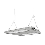 Harmaa LED-teollisuusvalaisin 150W ripustettuna kahdella vaijerik&ouml;ydell&auml; valkoisella taustalla