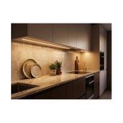 Keitti&ouml;n v&auml;litilan valaistus: valkoisessa alumiiniprofiilissa oleva LED-nauha valaisee yl&auml;kaappien alta laattapinnan ja marmorisen ty&ouml;tason l&auml;mpim&auml;ll&auml; valolla