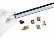 Profiilipaketti sis&auml;lt&auml;&auml; 4kpl metallisia kannakkeita ruuveineen sek&auml; mustat p&auml;&auml;dyt. Kuva tuotettu teko&auml;lyll&auml;.