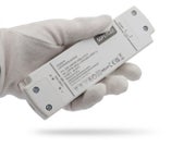 Triac LED-muuntaja NAPA 30W 12V/24V-malli k&auml;dess&auml; asennusvalmiina. Kuva tuotettu teko&auml;lyll&auml;.
