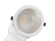LED-alasvalo SYLI 15W -koko k&auml;teen suhteutettuna.