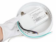 Valaisin antaa 3000 lumenin valotehon ja siin&auml; on energiatehokas 35W LED-valonl&auml;hde. Kuva tuotettu teko&auml;lyll&auml;.