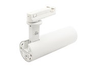 Valaisimessa laadukas kiskoadapteri.