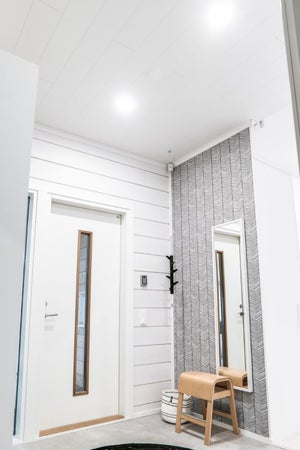 Eteisen yleisvalaistus on toteutettu kahdella LED alasvalolla noin 1000lm. Tässä eteisessä OODI 10W valaisimet.