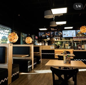 Ravintola. Riippuvalaisin HATTARA sekä JÄTTI paneeli mustaksi maalatussa asennuskehyksessä riippusennettuna.