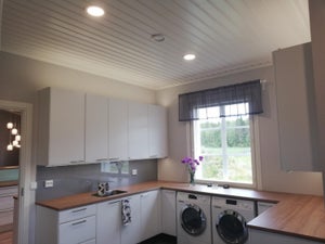 Kodinhoitohuoneessa on tärkeää hyvä yleisvalaistus. Tässä 2kpl LED paneeli RANDI ja kaappien päällä epäsuorasti valaiseva LED nauha.