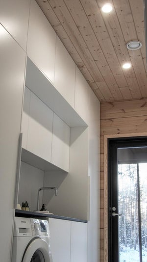 Kodinhoitohuoneessa riittää muutama tehokas LED alasvalo koko huoneen valaistukseksi.
