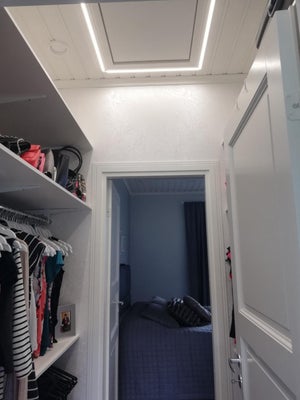 Vaatehuoneen valaistus tehty LED nauhalla. LED-nauhaan on helposti asennettavissa liiketunnistin ja saat valot päälle aina kun olet tilassa!
