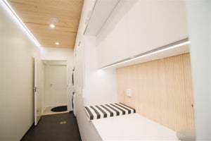 Kodinhoitohuoneessa tehokas valaistus LED alasvalolla. Seinän vieressä ja työtasolla LED nauha hienosti profiilin sisällä.