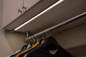 Vaatehuoneen vaatetangon valaistus tuo luksusta arkeen! Valaistus on helpoin toteuttaa valmiilla led-nauhapaketeilla.