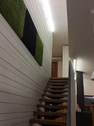 Porraskäytävän valaistus tehty korkealta katosta LEDnauhalla.