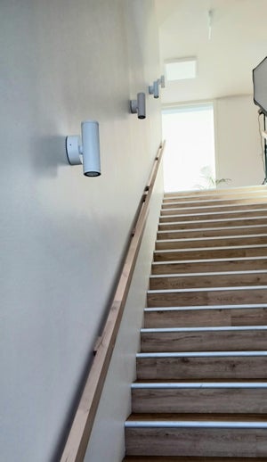 Poratikko valaistu usealla 10W SYKLO seinävalaisimella