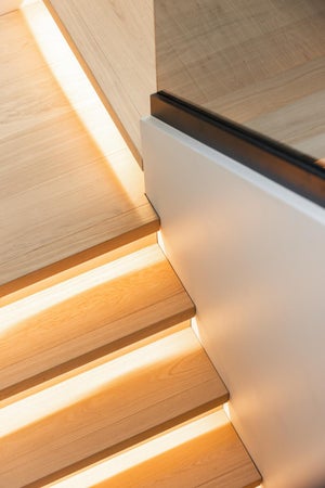 Himmennettävät ja valonvärisäädettävät led-nauhat mahdollistavat valaistuksen säätämisen juuri tilanteeseen ja tarpeeseen sopivaksi.