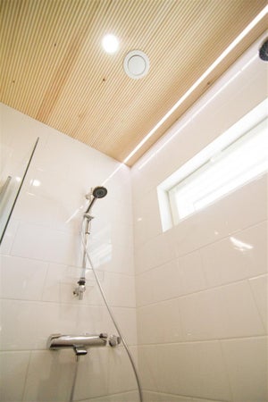 LED nauha ja IP44 LED alasvalot käyvät hyvin kosteaan tilaan kuten pesuhuoneeseen. LED-nauha on asennettu paneeliin upotettuun profiiliin.