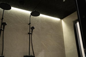 Upeasti upotettu led-nauha katonrajassa.