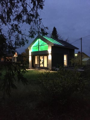 Väri-ilottelua RGB CCT nauha LED valaistus ikkunoiden yläreunaan asennettuna