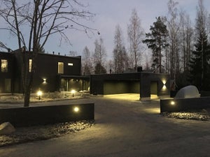 Piha-alueella useita erilaisia LED valaisimia. Aitaan upotettu LED valaisin. LED ylösalasvaloja seinällä ja pihalla LED pollareita.