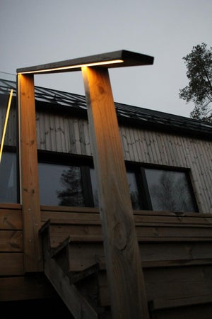 LED nauha terassin käsijohteen alla